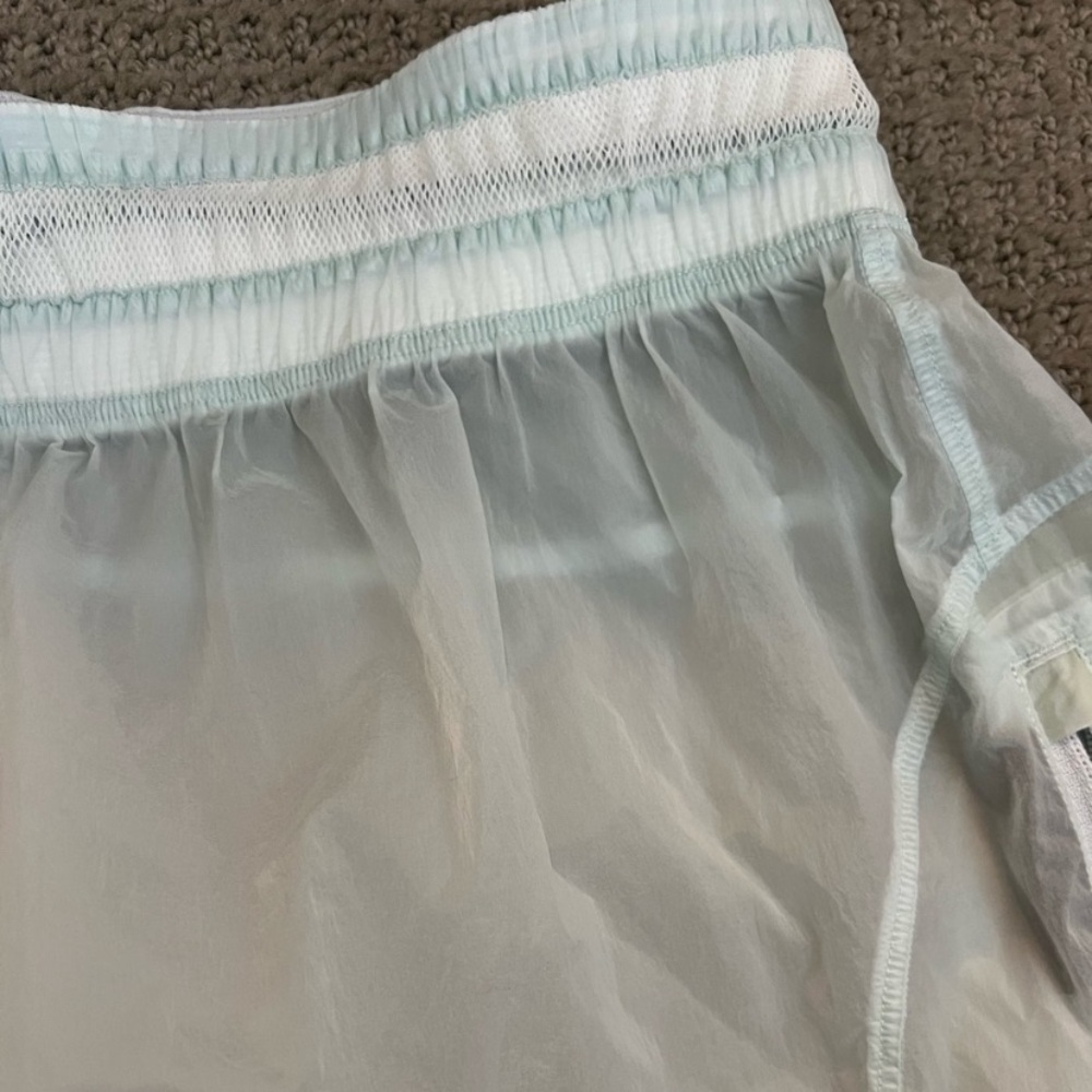 🏖️ FLASH SALE - TODAY ONLY
Lululemon Step Out Shorts Size 6 - Picture 2 of 8